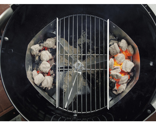 Barbecue met kolenmanden en gloeiende barbecuebriketten onder een grillrooster