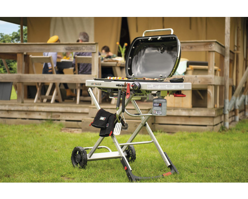 Weber Traveler gasbarbecue met barbecuegereedschap en gasfles voor de tent