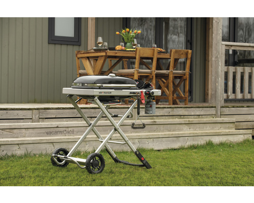 Weber Traveler gasbarbecue buiten met tafel en stoelen