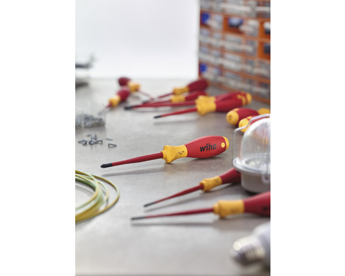 Diverse schroevendraaiers van het merk Wiha liggen op een tafel.