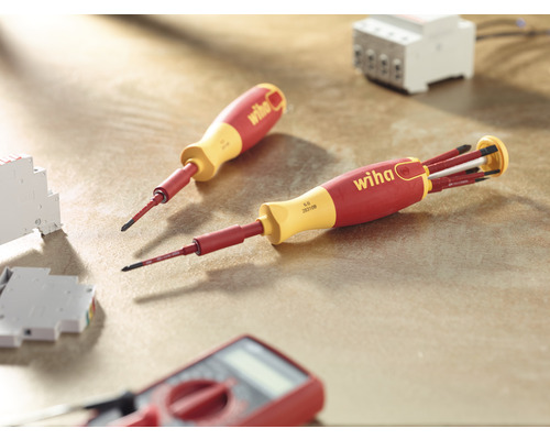 Wiha Logo, twee schroevendraaiers en elektrisch gereedschap op een tafel