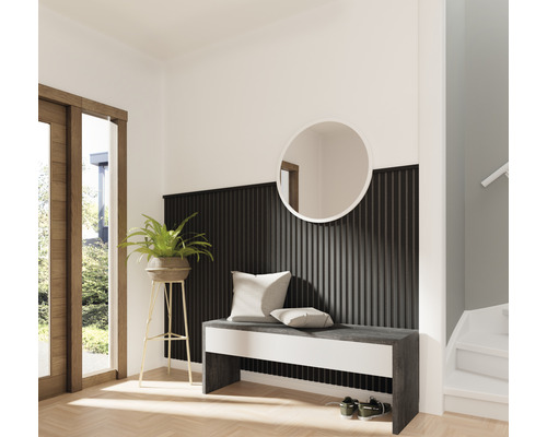 Entree met bank, spiegel, kamerplant en wandpanelen