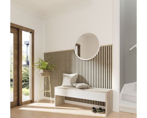 Lichte entree met houten lambrisering, bank, spiegel en plant