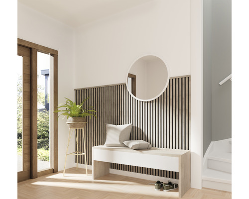 Entree met bank, spiegel en verticale wandbekleding