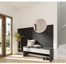 Entree met bank, spiegel, plant en decoratieve wandbekleding