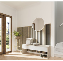 Entree met houten lambrisering, bank, spiegel en plantenbak