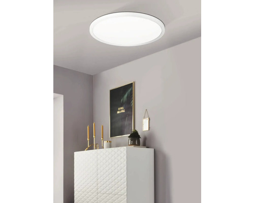 Heldere led-plafondlamp in een moderne woonkamer.