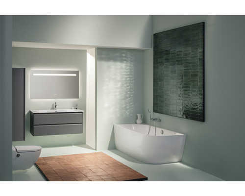 Moderne badkamer met bad, wastafel, spiegel en toilet