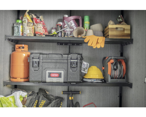 Stellingkast met gasfles, gereedschapskist, tuinslang en andere spullen