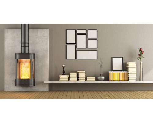 Woonkamer met kachel, plank en fotolijsten