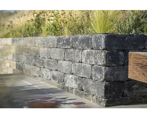 Natuurstenen muur met planten op een terras