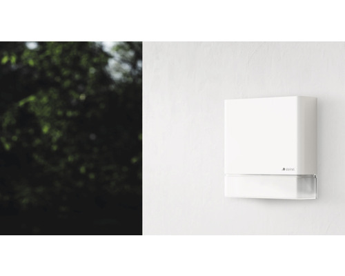 Wit huisnummerlamp met bewegingsmelder aan de muur