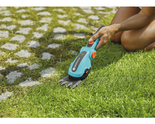 Gardena accu grasschaar in gebruik voor het knippen van gras