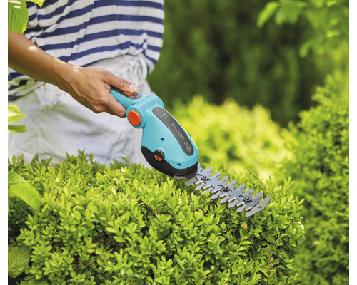 Tuinschaar in gebruik op een heg