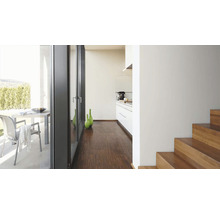 Interieur met terras, keuken en trap.