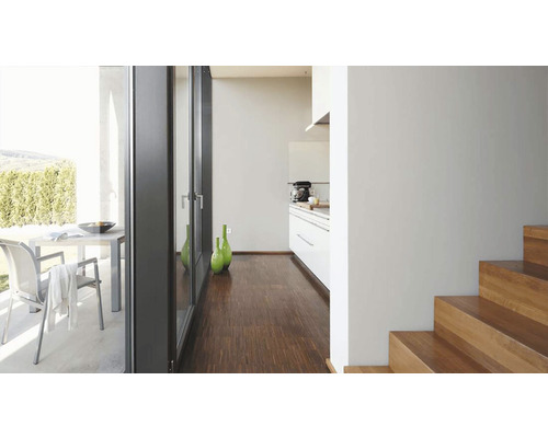 Licht interieur met raampartij, terras, keuken en trap.