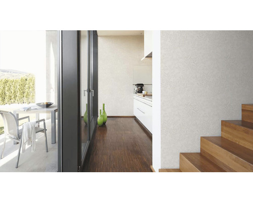 Lichte kamer met gestructureerde wanden, houten vloer en trap