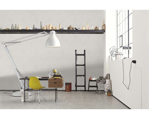 Lichte kamer met bureau, lamp, plank en decoraties