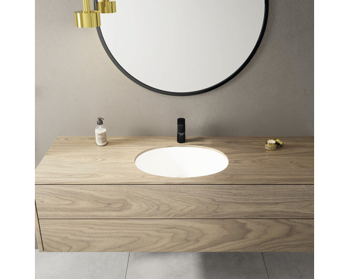 Moderne badkamer met wastafelonderkast, opzetwastafel en ronde spiegel