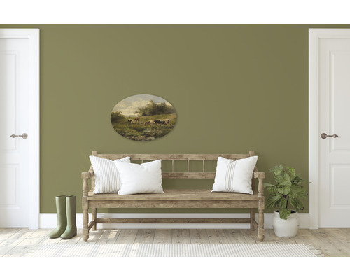Decoratieve scène met een houten bank, kussens, laarzen en een schilderij aan de muur
