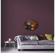 Woonkamer met bank, tafel en wanddecoratie met bloemmotief