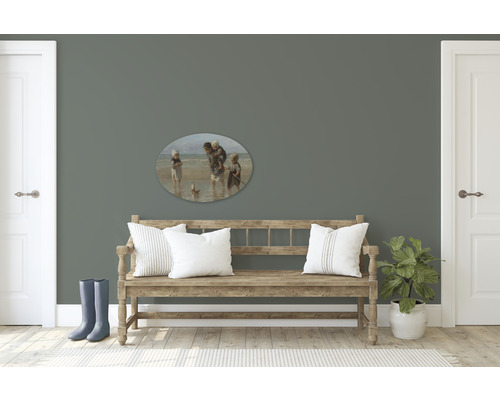Decoratieve wanddecoratie met een ovaal canvas boven een houten bank in de hal.