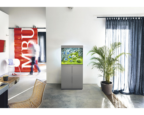 Moderne woonkamer met aquarium en kamerplant