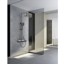 Moderne badkamer met regendouche en glazen scheidingswand