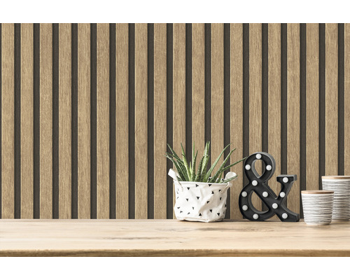 Scene met houten lambrisering, plant, decoratief en-teken en kopjes