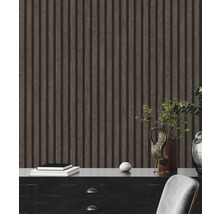 Decoratieve wand met houten panelen en meubels binnenshuis