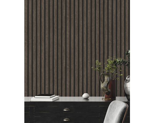 Decoratieve wand met houten panelen en meubels binnenshuis