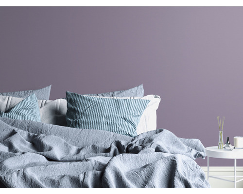 Slaapkamer met bed, kussens en nachtkastje