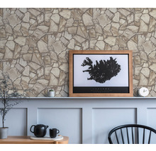 Interieur met steenlook behang en decoratieve objecten op een schoorsteenmantel