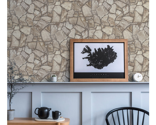 Interieur met steenlook behang en decoratieve objecten op een schoorsteenmantel