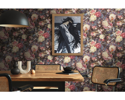 Kamerweergave met bloemetjesbehang, eettafel en schilderij aan de muur