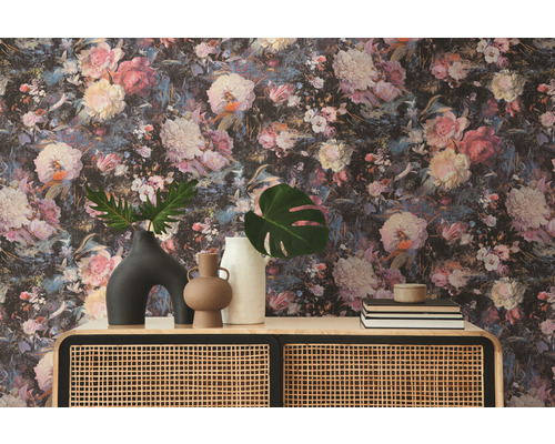 Decoratieve kamer met bloemenbehang en houten commode