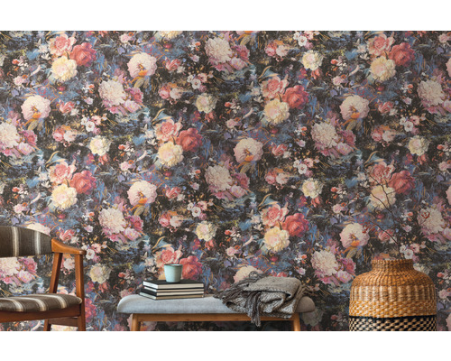 Kamer met bloemenbehang, stoel en bank