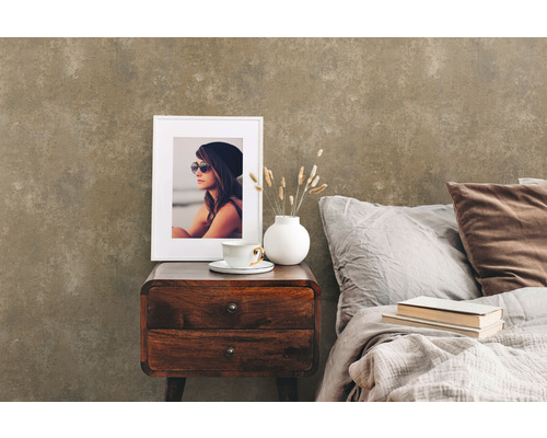 Slaapkamer scène met bed, nachtkastje, fotolijst en decoratie