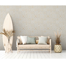 Decoratieve wand met tegelpatroon achter zithoek en surfplank