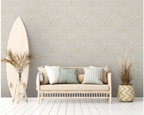 Decoratieve wand met tegelpatroon achter zithoek en surfplank