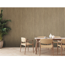 Eetkamer met houten wandpanelen, eettafel en rieten stoelen