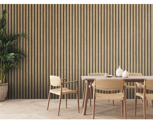 Eetkamer met houten wandpanelen, eettafel en rieten stoelen