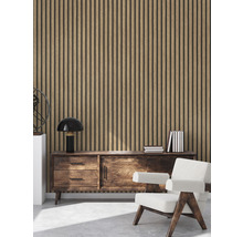 Woonkamer met houten lambrisering, dressoir en fauteuil