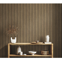 Kamerbeeld met houten lambrisering en decoratieve elementen op een plank