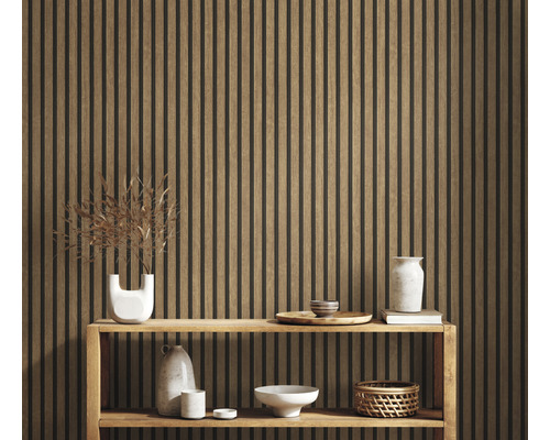 Kamerbeeld met houten lambrisering en decoratieve elementen op een plank