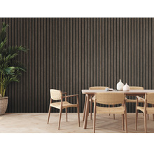 Eetkamer met houten wandpanelen, eettafel en stoelen