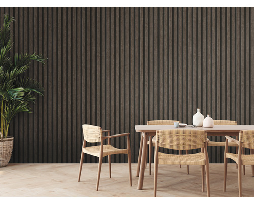 Eetkamer met houten wandpanelen, eettafel en stoelen