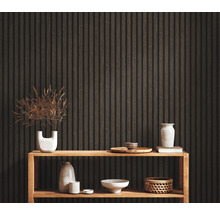 Kamer met houten lambrisering, plank en decoratieve objecten.