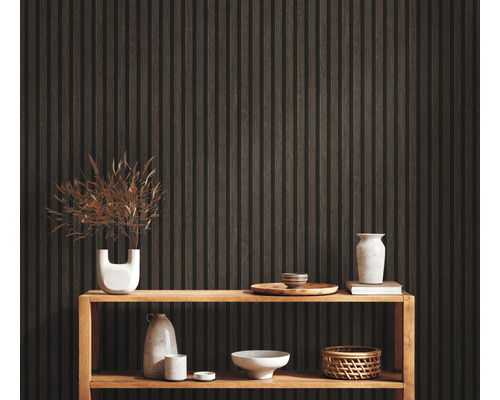 Kamer met houten lambrisering, plank en decoratieve objecten.