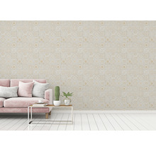 Woonkamer met bank voor een muur met tegelpatroon